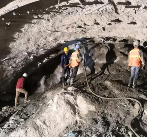 青原隧道拱顶带模注浆料，微膨胀注浆料的特点及施工工艺